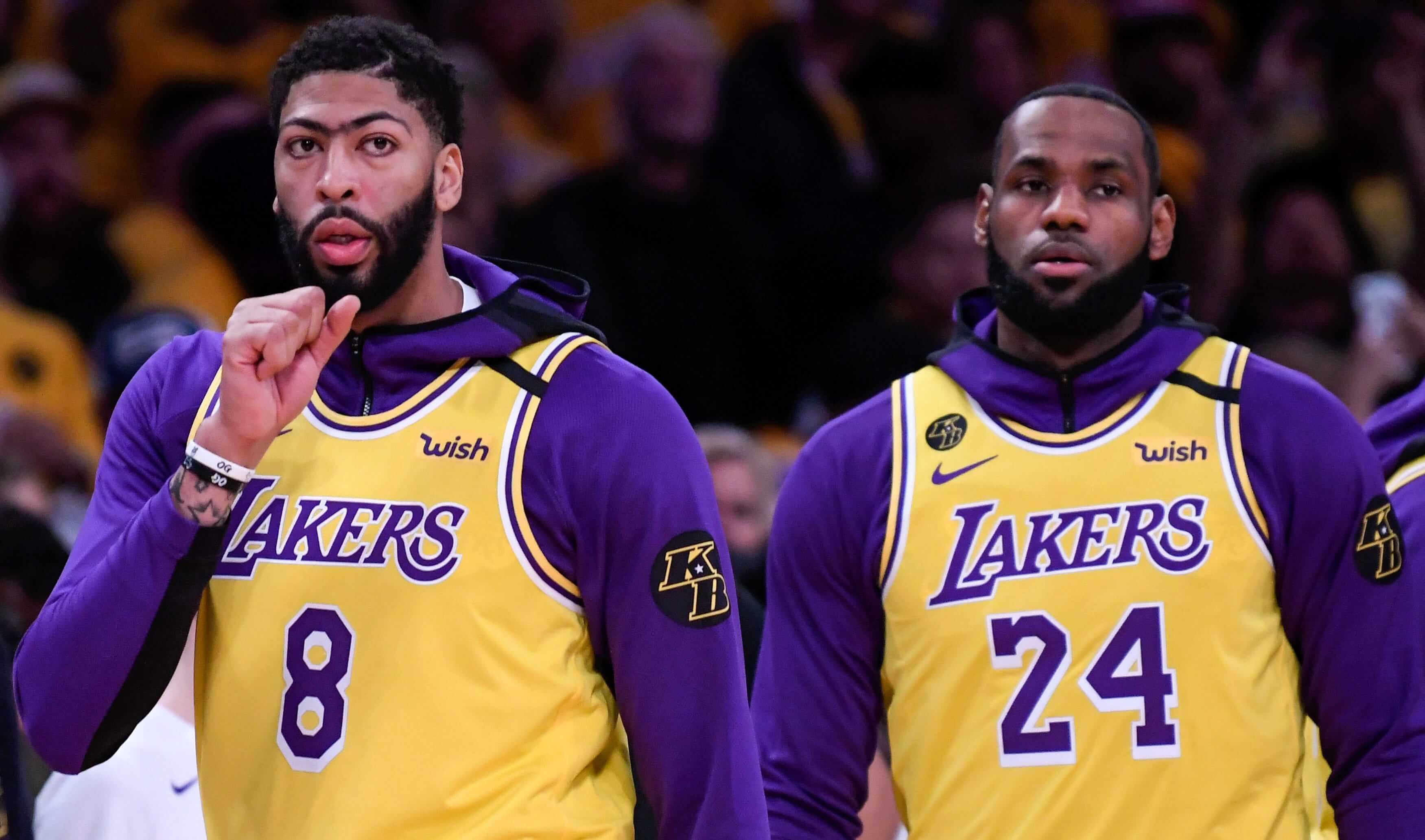 LeBron James dan Anthony Davis memakai hoodie kuning ungu Lakers